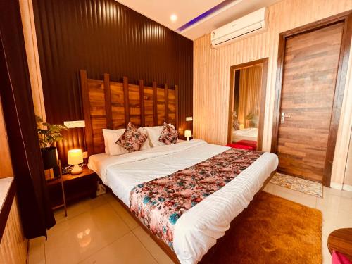 - une chambre avec un grand lit dans l'établissement Sawan INN, à Rūpnagar