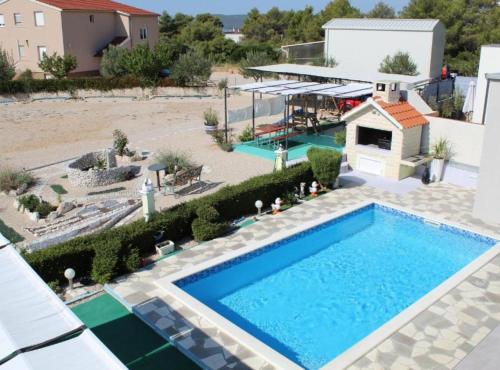 Una vista aérea de una piscina y una casa. en Villa Ava, en Šibenik
