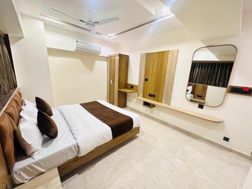 Ένα ή περισσότερα κρεβάτια σε δωμάτιο στο Hotel Royal Ican Sindhubhavan Road