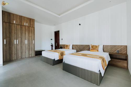 una camera con due letti e armadi di Golden Sea Resort a Hà Lợi Trung