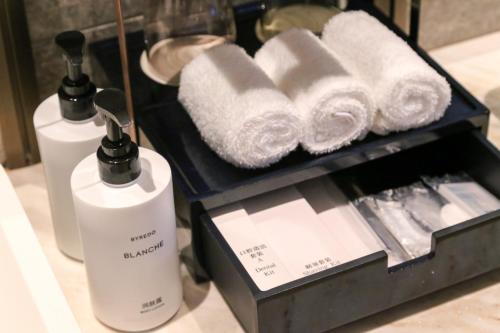 dwie butelki mydła i ręczniki na ladzie w obiekcie InterContinental Xi'an Hi-Tech Zone w mieście Xi'an