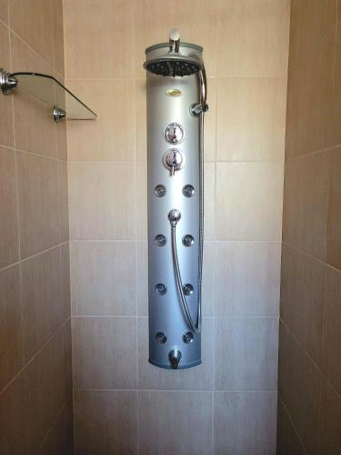 y baño con ducha y cabezal de ducha. en Michlhof Mörbisch, en Mörbisch am See