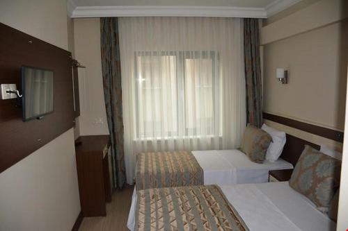 a hotel room with two beds and a window at Hotel Avci in Bulancak