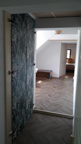 Camera con soggiorno e porta scorrevole. di FeWo EselGlück Wälder Berge Seen Ruhe Naturidylle zw Bautzen Zittau Görlitz - Oberlausitz a Melaune