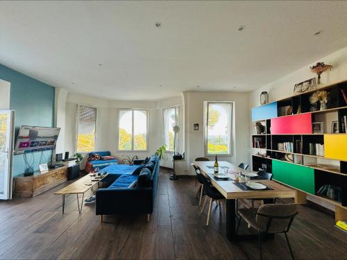 un salon avec un canapé et une table dans l'établissement Haut de Villa vue Mer, à La Ciotat