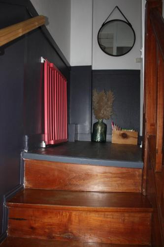 un escalier avec un radiateur rouge dans une pièce dans l'établissement Charmant gite de Valérie et de Frédéric MAZA, à Quettreville-sur-Sienne