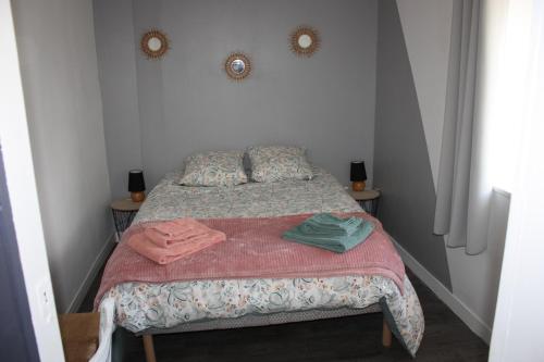 une petite chambre avec un lit avec des serviettes dessus dans l'établissement Charmant gite de Valérie et de Frédéric MAZA, à Quettreville-sur-Sienne