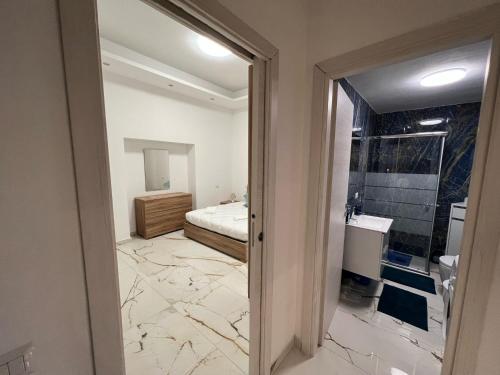 Habitación con baño con cama y lavabo. en LURA HOME, en Busto Arsizio