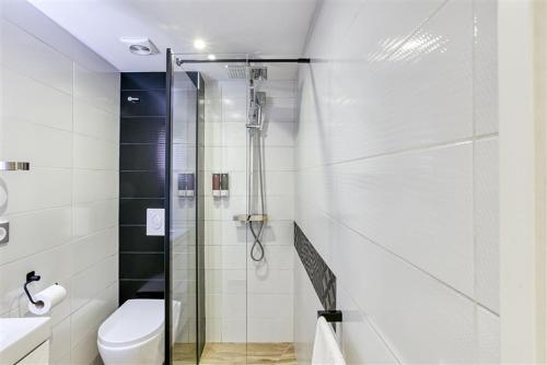 y baño con ducha y aseo. en Sea-CHIC Appartement, en Empuriabrava
