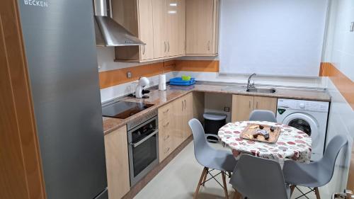 una cocina con una mesa con un pastel. en Apartamento Romero en Caravaca de la Cruz