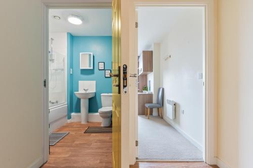 特爾福德的住宿－247 Serviced Accommodation in Telford 2 BR Apartment，一间带卫生间和水槽的浴室