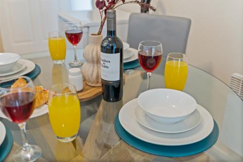Nápoje v ubytování 247 Serviced Accommodation in Telford 2 BR Apartment