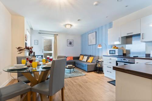 Kuchyň nebo kuchyňský kout v ubytování 247 Serviced Accommodation in Telford 2 BR Apartment