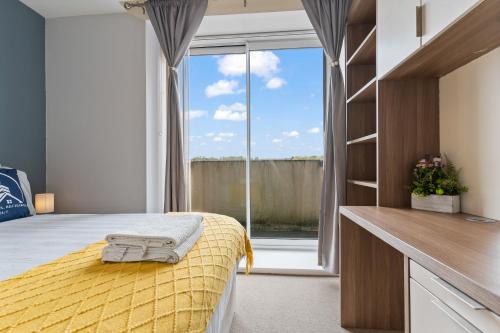 Postel nebo postele na pokoji v ubytování 247 Serviced Accommodation in Telford 2 BR Apartment