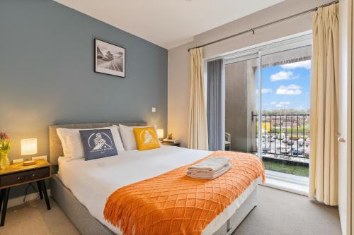 1 dormitorio con cama y ventana grande en 247 Serviced Accommodation in Telford 2 BR Apartment en Telford