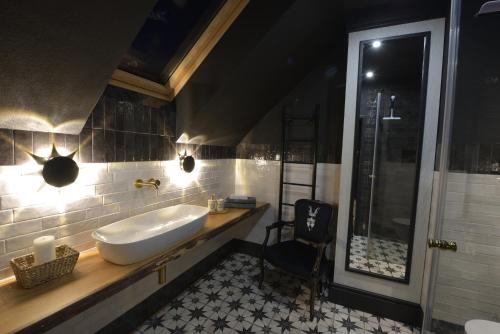 a bathroom with a tub and a sink and a shower at Apartament Mazowiecka 3 in Niechorze