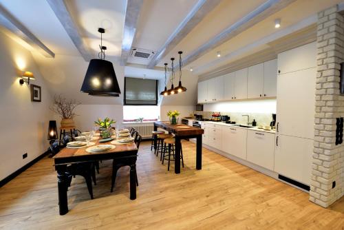 Una cocina y un comedor con mesa y sillas. en Apartament Mazowiecka 3, en Niechorze