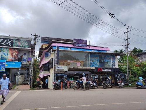 um homem a andar de bicicleta em frente a um edifício em Amaravathi hotel and restaurant em Port Blair