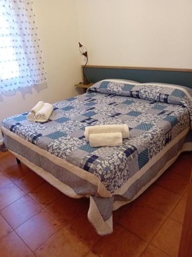 Luna e Mare في كالا غونوني: غرفة نوم عليها سرير وفوط