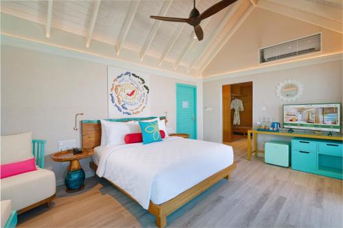 1 dormitorio con 1 cama blanca grande y escritorio en OBLU NATURE Helengeli-All-Inclusive with free Transfers en North Male Atoll