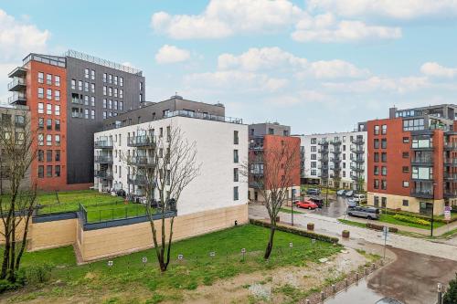 vista su una città con edifici alti di Modern Apartment in Gdańsk Center Near the River with Parking by Renters a Danzica