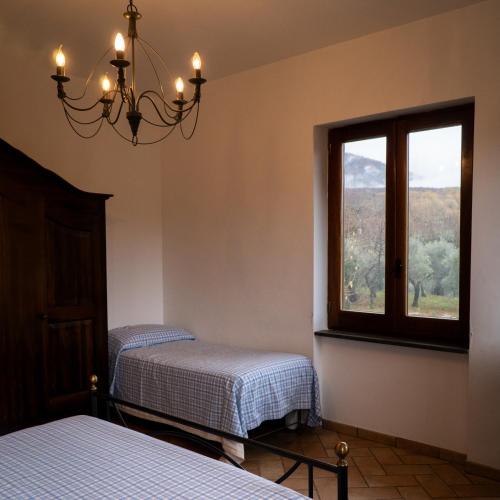 - une chambre avec 2 lits et une fenêtre dans l'établissement Agriturismo Casale Piè d'Eco, à Calvanico