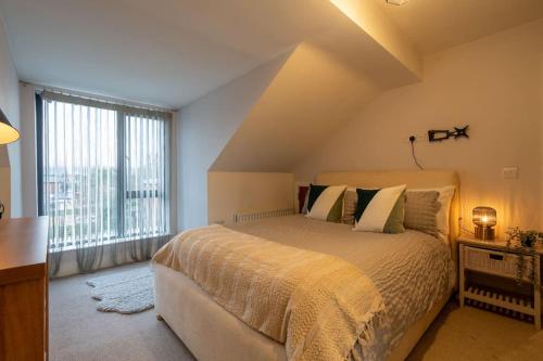- une chambre avec un lit et une grande fenêtre dans l'établissement Stylish Unique 2 Bedroom Duplex With a Balcony & Free City Parking, à Belfast