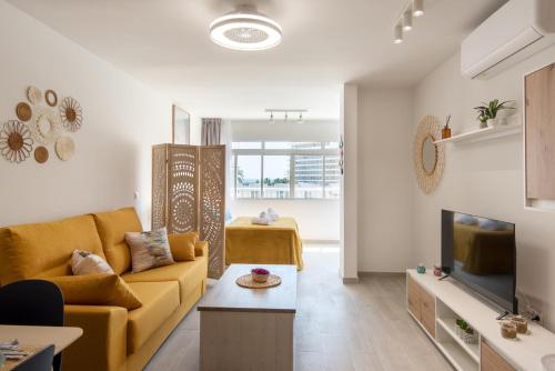 Bajondillo Beach, large LOFT with INTENSE SUN
