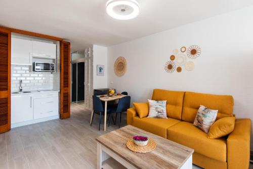 Bajondillo Beach, large LOFT with INTENSE SUN
