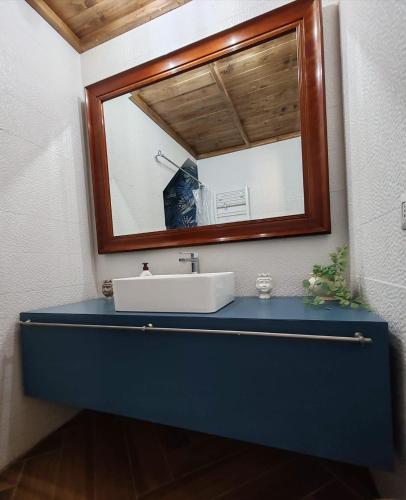 a bathroom with a sink and a mirror at casa Maraura in Ragusa