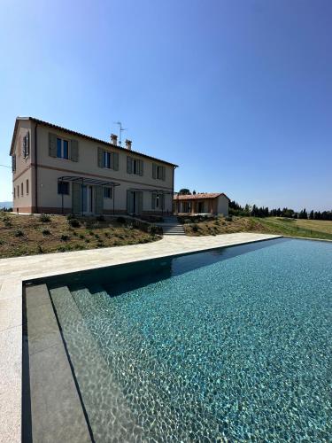 een huis met een zwembad voor een huis bij Podere Mantignano in Faenza