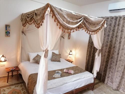 um quarto com uma cama de dossel em 1001-Nights Palace 