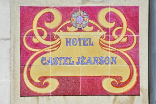 un panneau pour un hôtel appelé autruche jerusalem dans l'établissement Hotel Castel Jeanson, à Ay