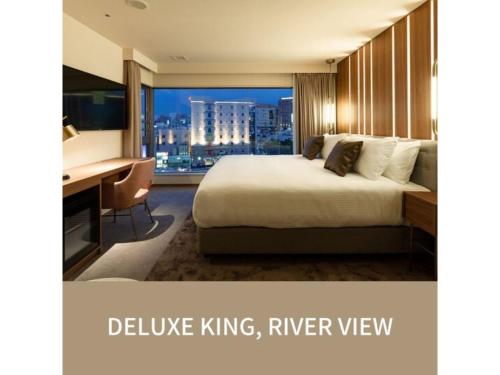 sypialnia z łóżkiem, biurkiem i oknem w obiekcie The OneFive Villa Fukuoka - Vacation STAY 33467v w mieście Fukuoka