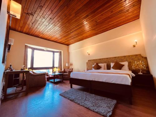 1 dormitorio con 1 cama grande y techo de madera en Sandhu Farm, en Anjuna