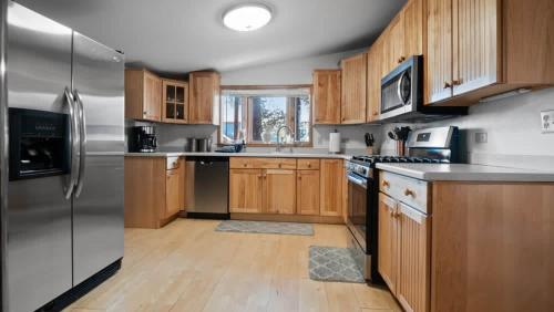 Η κουζίνα ή μικρή κουζίνα στο Governor's Mansion Guest Suites For Big Groups