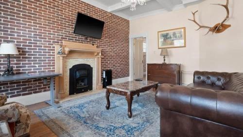 Χώρος καθιστικού στο Governor's Mansion Guest Suites For Big Groups