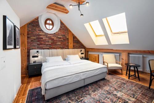 En eller flere senge i et værelse på EASY RENT Apartments- Fontana Boutique