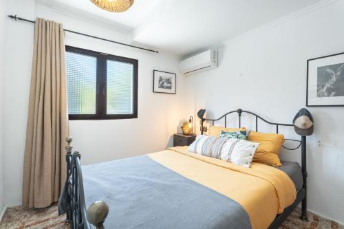- une chambre avec un lit et une fenêtre dans l'établissement Casa Elja, à Torrent