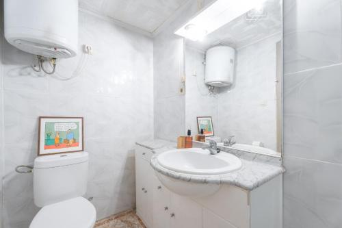 uma casa de banho branca com um WC e um lavatório em Casa Elja em Torrent