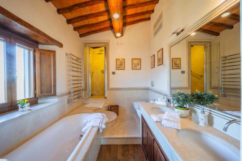 a large bathroom with two sinks and a tub at Savignola Paolina in Greve in Chianti