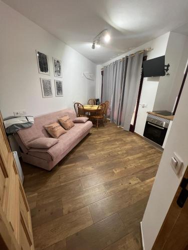 a living room with a couch and a table at Apartamento Ciempozuelos III, cerca del Parque Warner y Madrid in Ciempozuelos