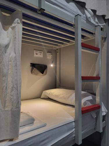 Etagenbett in einem Zimmer mit 2 Etagenbetten in der Unterkunft Acolá Sport Hostel in Pontevedra