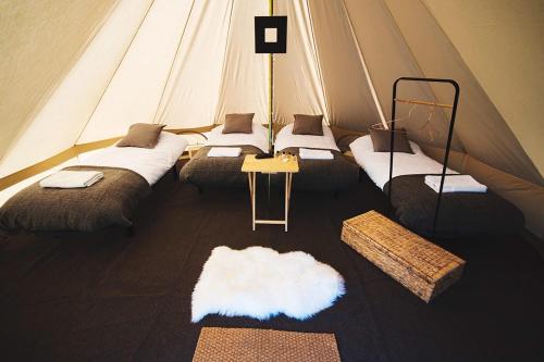 - un groupe de 4 lits dans une tente dans l'établissement The George at Finchdean, à Waterlooville