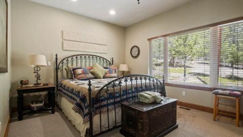 Ένα ή περισσότερα κρεβάτια σε δωμάτιο στο New Listing - Doc's Place - Beautiful Hot Tub Views