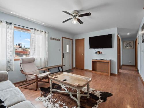 Μια τηλεόραση ή/και κέντρο ψυχαγωγίας στο Spacious 10 guest GEM in Leadville Pets okay