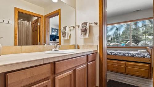 ein Bad mit einem Waschbecken und einem Spiegel in der Unterkunft New Listing - Doc's Place - Beautiful Hot Tub Views in Leadville