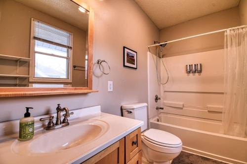 y baño con lavabo, aseo y ducha. en New Listing - Tranquil Retreat with Hot Tub, en Des Moines
