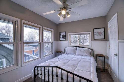 una camera con letto, ventilatore a soffitto e finestre di New Listing - Tranquil Retreat with Hot Tub a Des Moines