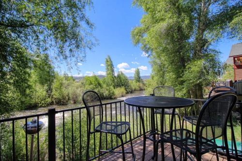 a patio with a table and chairs on a fence at Modern 3bd cabin in Edgewater in Granby